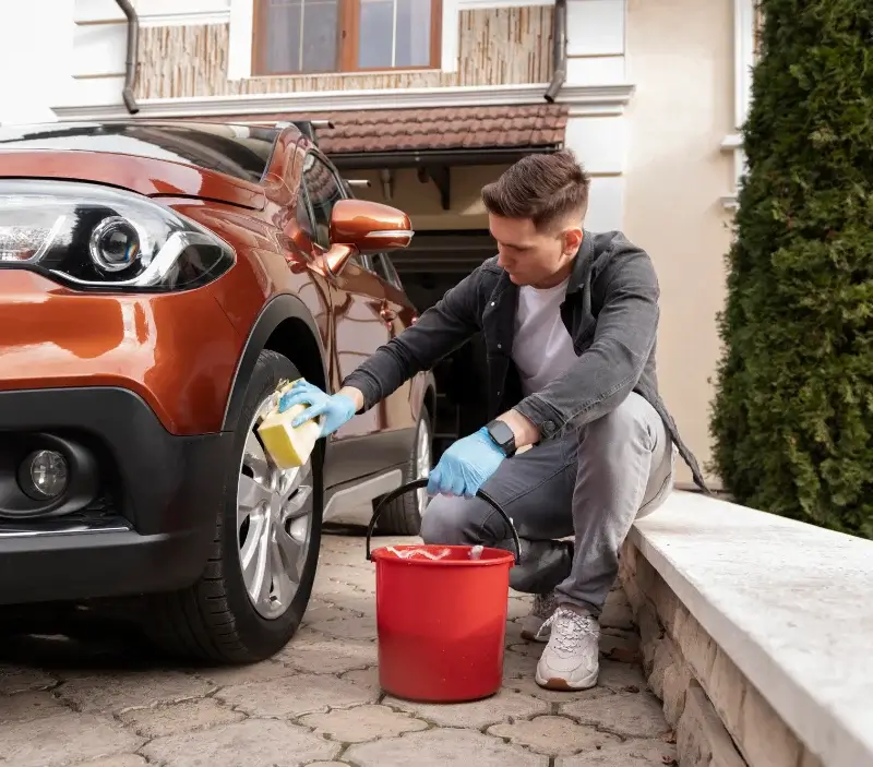 Lavage auto à domicile Rousses : professionnel intervenant sur un véhicule